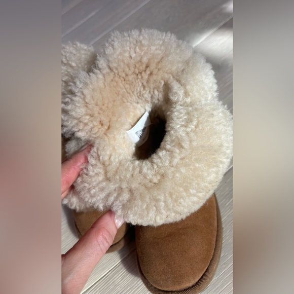 UGG Toddler Girl Boots, sheep skin - Picture 9 of 9